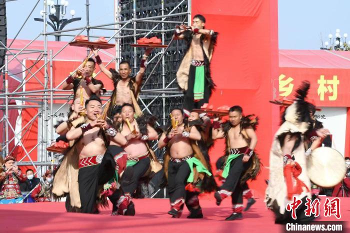 圖為少數(shù)民族舞蹈展演?！×赫赵?攝