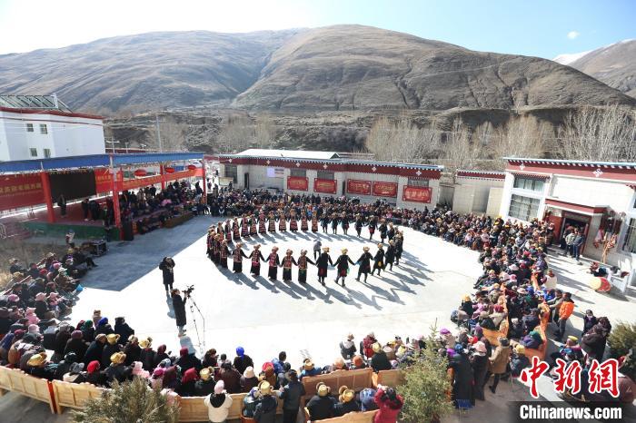 圖為匯報演出現(xiàn)場?！愔闈扇?攝