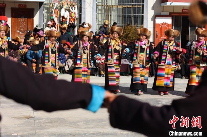 圖為民間藝人表演加麻“果諧”?！愔闈扇?攝