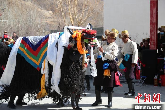 圖為民間藝人表演加麻百·甲江?！愔闈扇?攝