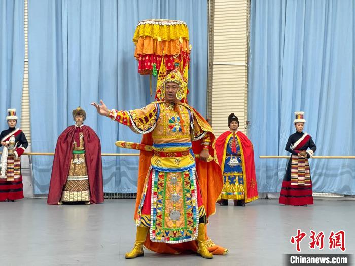 圖為格薩爾劇展演?！∠锴凡抛?供圖