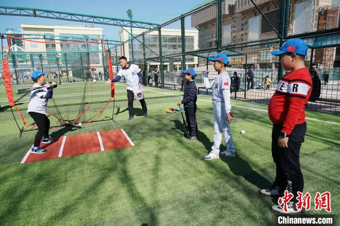 圖為小棒球手們進(jìn)行擊球訓(xùn)練。　馬銘言 攝