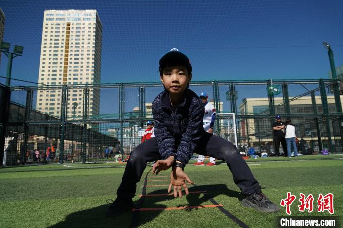 圖為小棒球手進(jìn)行接球動(dòng)作訓(xùn)練。　馬銘言 攝