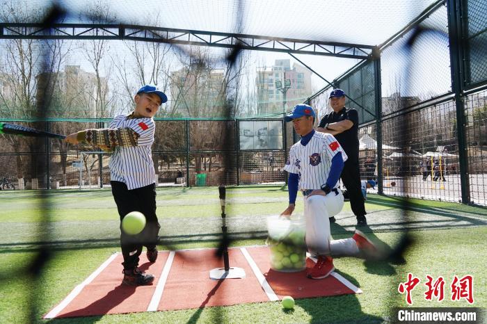 圖為教練指導(dǎo)小棒球手進(jìn)行擊球訓(xùn)練?！●R銘言 攝