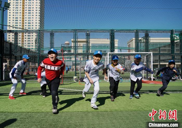 圖為小棒球手們進(jìn)行體能訓(xùn)練?！●R銘言 攝