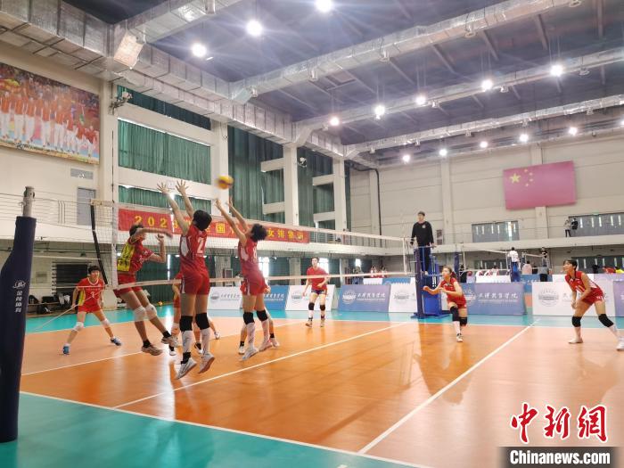 圖為全國青少年女排在天津進行集訓(xùn)?！√旖蝮w育學(xué)院供圖