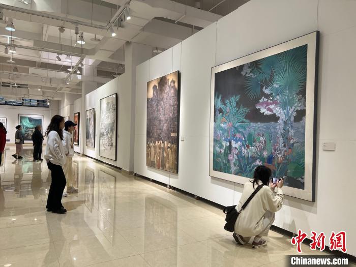圖為全國青年教師中國畫學(xué)術(shù)邀請展吸引學(xué)生觀展。　鐘旖 攝