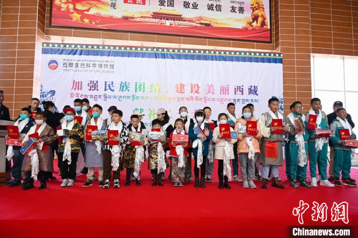 圖為部分獲獎(jiǎng)學(xué)生合影?！≮w朗 攝