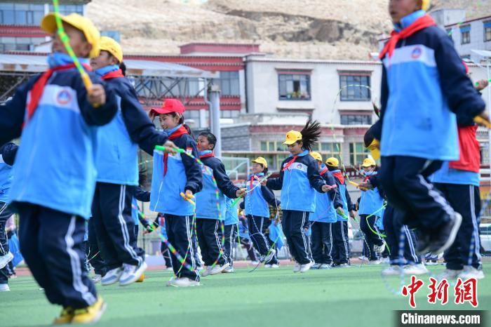 圖為學(xué)生正在練習(xí)跳繩?！∝暩聛硭?攝