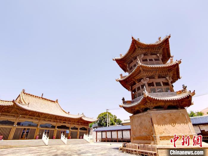 圖為阿河灘清真寺局部?！?zhí)砀?攝