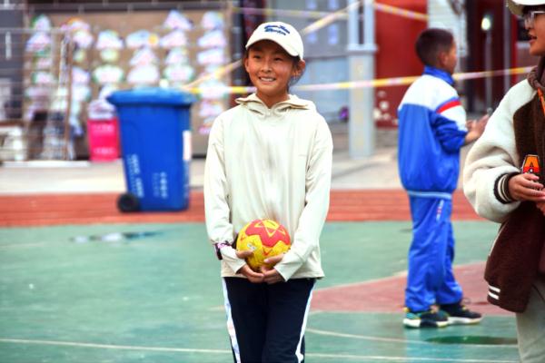 在高原上教孩子們打手球，“慢慢兒來(lái)，甭著急！”