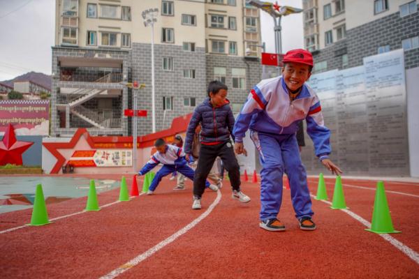 在高原上教孩子們打手球，“慢慢兒來(lái)，甭著急！”