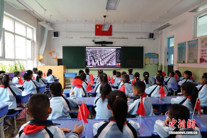 青海西寧：小學(xué)生“零距離”接受國防教育