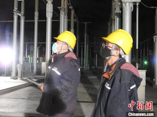 圖為5月10日凌晨，國網(wǎng)青海檢修公司柴達(dá)木換流站運(yùn)維人員在進(jìn)行柴拉直流系統(tǒng)停電操作?！∫杂?攝