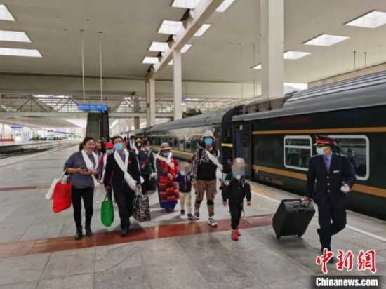 圖為拉薩車站工作人員為西藏先心病患兒和陪同人員提供“綠色”接力幫扶，并開通了專門通道，讓他們快速進(jìn)站上車。拉薩車站 供圖