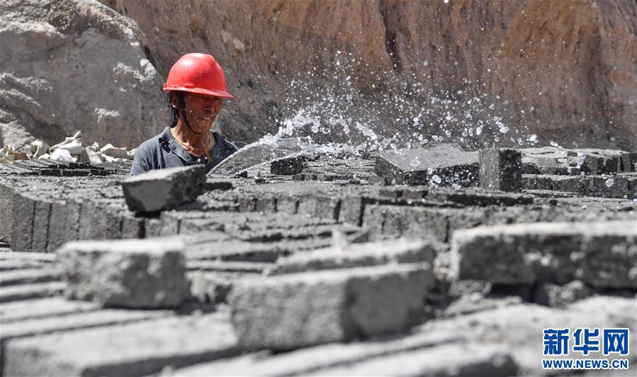 (社會(huì))(3)藏東脫貧影像:為家鄉(xiāng)建設(shè)“添磚加瓦”