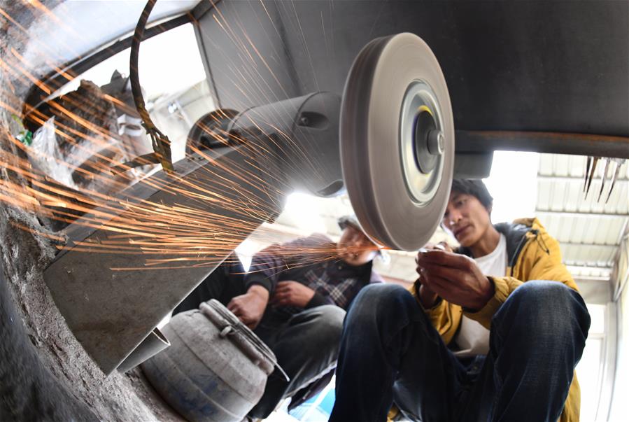 (脫貧攻堅)(2)藏東脫貧影像:古老藏刀技藝助脫貧