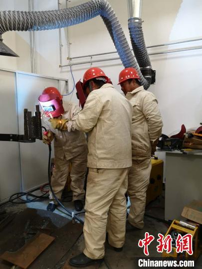 圖為學員正在進行電焊技能學習?！》尔惙?攝