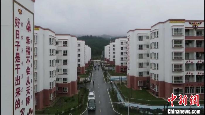 越西縣最大的易地扶貧搬遷安置點(diǎn)——城北感恩社區(qū)?！『武?攝