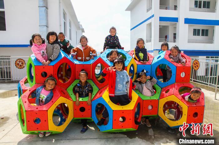 喜德縣一學(xué)校內(nèi)，孩子們露出開(kāi)心的笑容?！柟拍救?攝