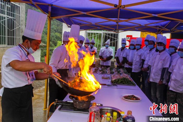 喜德縣冕山鎮(zhèn)舉辦的廚師培訓(xùn)班上，老師正在示范回鍋肉的做法。　爾古木三 攝