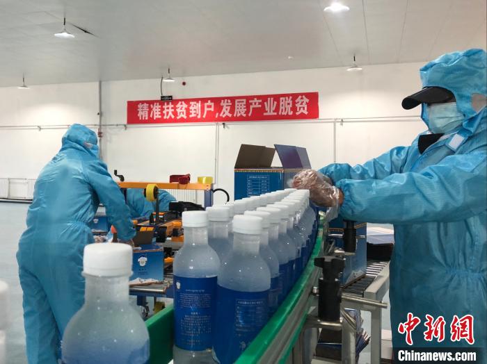 圖為阿里地區(qū)措勤縣某飲用水加工公司，該公司以“基地+公司+貧困民眾”為運營模式，帶動貧困民眾68戶232人?！≈x牧 攝