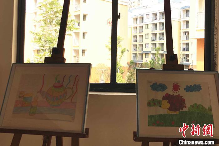 圖為會(huì)澤縣城易地扶貧搬遷點(diǎn)一所小學(xué)內(nèi)擺放著的學(xué)生畫(huà)作。　繆超 攝