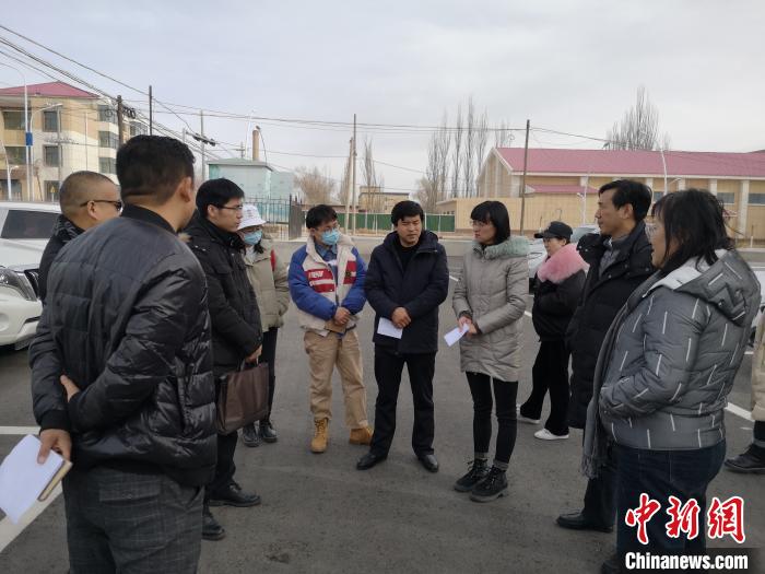 圖為青海大學(xué)工作人員正在現(xiàn)場考察該項目進(jìn)行情況?！±罱瓕?攝