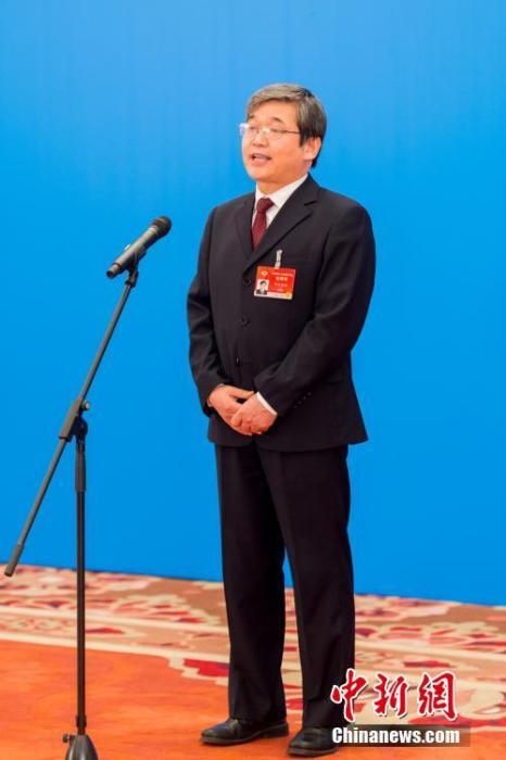 3月10日，全國(guó)政協(xié)十三屆四次會(huì)議第三場(chǎng)“委員通道”采訪活動(dòng)在北京人民大會(huì)堂新聞發(fā)布廳舉行。圖為全國(guó)政協(xié)委員阿拉坦倉通過網(wǎng)絡(luò)視頻方式接受媒體采訪。<a target='_blank' ><p  align=