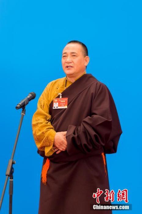 3月10日，全國(guó)政協(xié)十三屆四次會(huì)議第三場(chǎng)“委員通道”采訪活動(dòng)在北京人民大會(huì)堂新聞發(fā)布廳舉行。圖為全國(guó)政協(xié)委員洛桑山丹通過網(wǎng)絡(luò)視頻方式接受媒體采訪。<a target='_blank' ><p  align=