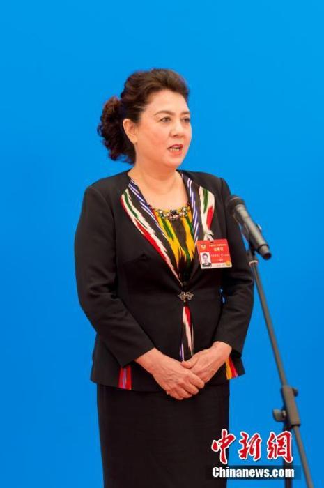 3月10日，全國(guó)政協(xié)十三屆四次會(huì)議第三場(chǎng)“委員通道”采訪活動(dòng)在北京人民大會(huì)堂新聞發(fā)布廳舉行。圖為全國(guó)政協(xié)委員古麗帕麗·阿不都拉通過網(wǎng)絡(luò)視頻方式接受媒體采訪。<a target='_blank' ><p  align=