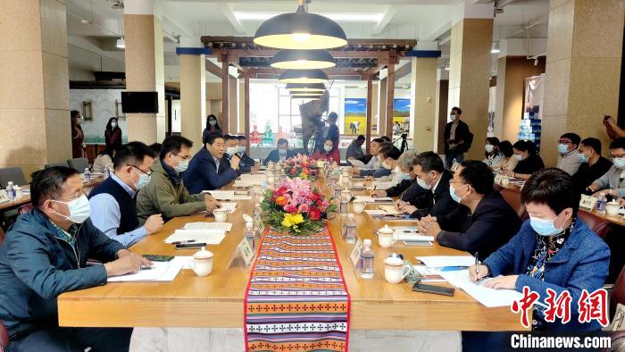 圖為國(guó)家糧食產(chǎn)業(yè)(青稞深加工)技術(shù)創(chuàng)新分中心在西藏拉薩掛牌儀式現(xiàn)場(chǎng)?！∝暽＠?攝