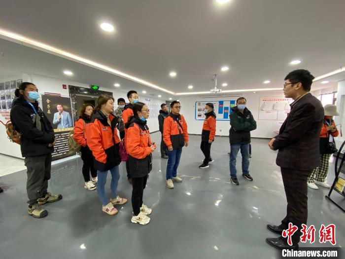 圖為2021瀾湄萬里行中外媒體在昌都新區(qū)采訪?！±罱瓕?攝