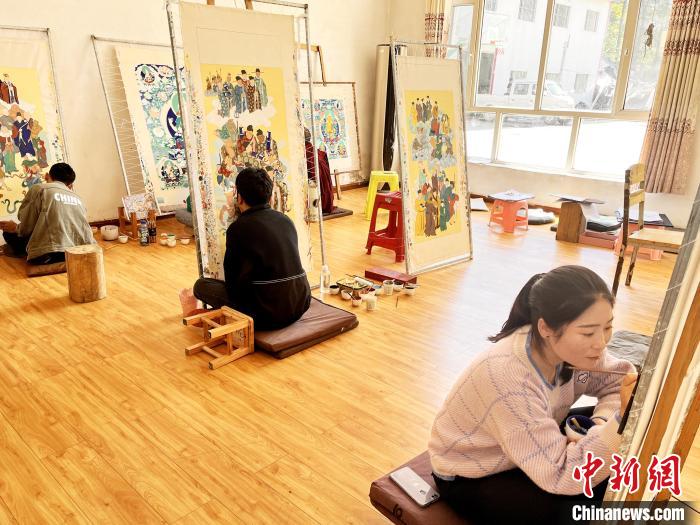 圖為畫(huà)室內(nèi)學(xué)徒練習(xí)繪畫(huà)唐卡?！●R文莉 供圖