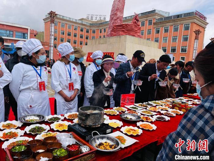 圖為2022年，班戈縣“鄉(xiāng)村振興那曲奮進(jìn)”廚藝大賽現(xiàn)場(chǎng)。資料圖 那曲市“鄉(xiāng)村振興 那曲奮進(jìn)”活動(dòng)辦供圖