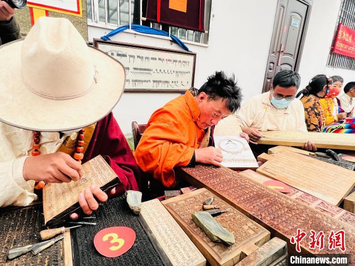 圖為2022年，聶榮縣當(dāng)木江鄉(xiāng)“鄉(xiāng)村振興那曲奮進(jìn)”活動(dòng)雕刻比賽現(xiàn)場(chǎng)。資料圖 那曲市“鄉(xiāng)村振興 那曲奮進(jìn)”活動(dòng)辦供圖