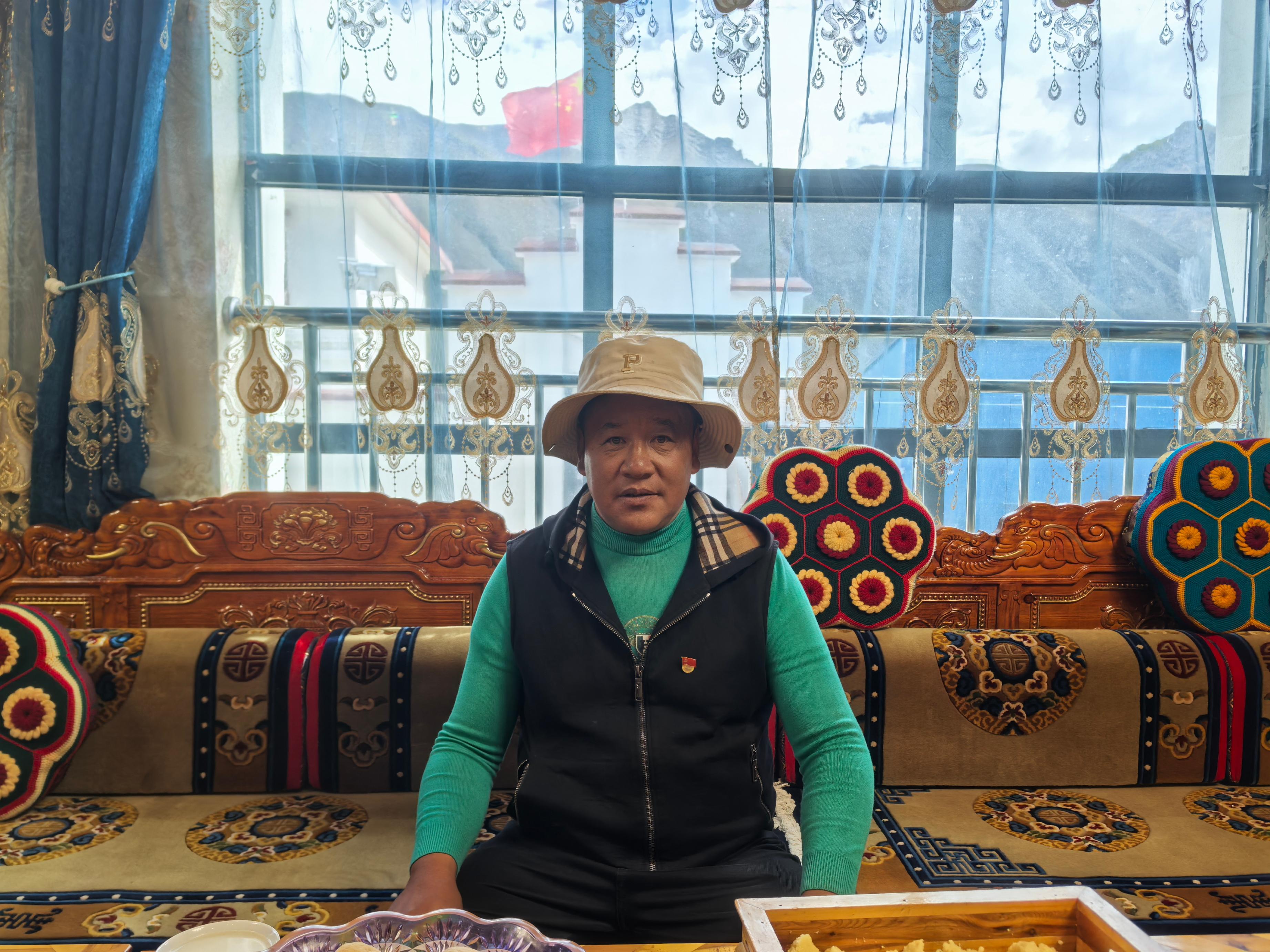 斯定咔村村民在自家客廳。 人民網(wǎng)記者 黃玉琦攝