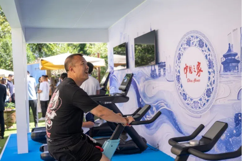 參觀者在智慧體育公園體驗動感單車。巴黎