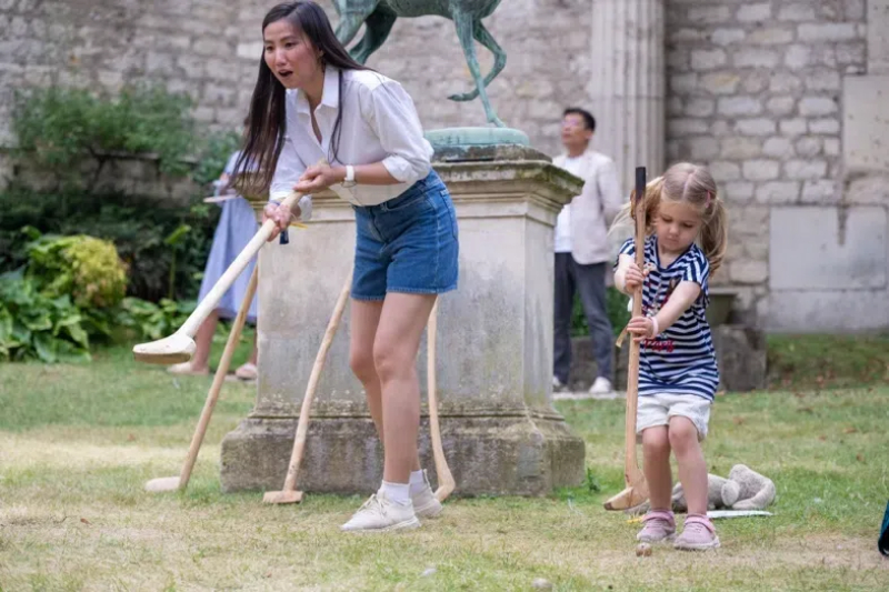 小朋友體驗捶丸游戲。巴黎