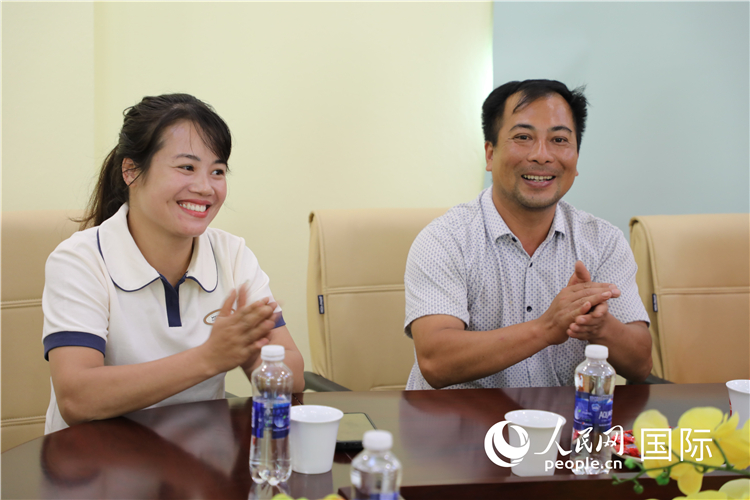 越南沙巴市黃連寄宿制民族小學(xué)老師阮氏秋姮、阮文享。人民網(wǎng)記者簡承淵攝