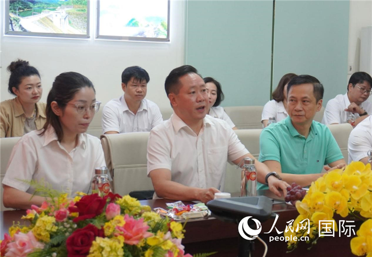 越中電力公司董事長李志雄（前排左二）介紹越南電力情況。葛沙莎攝