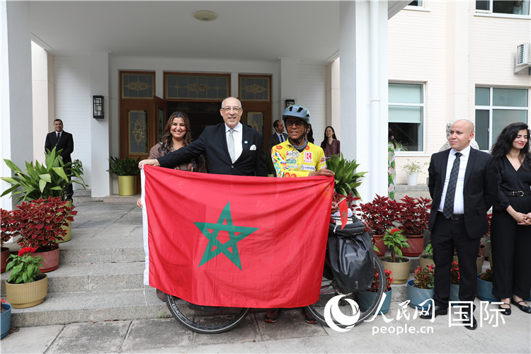 9月6日，摩洛哥駐華大使阿卜杜勒卡迪爾·安薩里在大使官邸舉行儀式，歡迎并招待卡里姆·穆斯塔。人民網(wǎng)記者 王晶攝