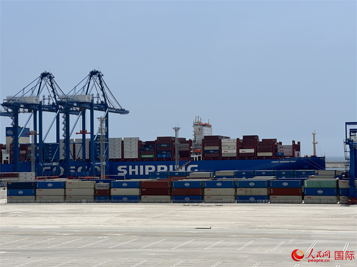 當?shù)貢r間11月15日，秘魯錢凱港碼頭操作區(qū)現(xiàn)場。人民網(wǎng)記者 周雨攝