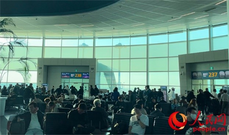 仁川機(jī)場(chǎng)等待登機(jī)的旅客。人民網(wǎng) 李帆攝