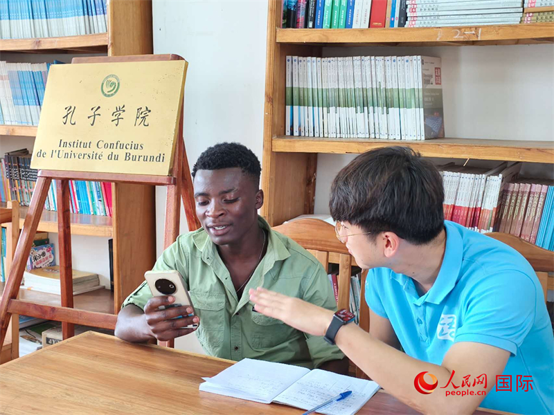 孔院教師在輔導學生。人民網(wǎng)記者 黃培昭攝