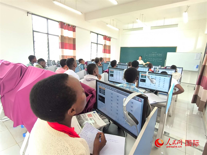 學生們在課堂上認真聽講。人民網(wǎng)記者 黃培昭攝