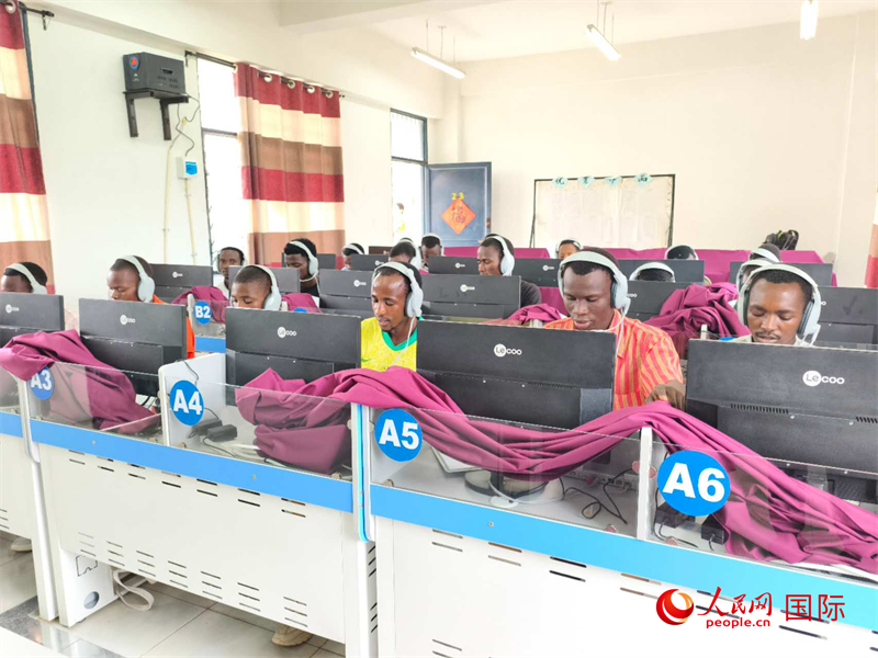 學生們正在上聽力課。人民網(wǎng)記者 黃培昭攝