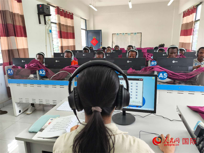 在聽力教室內(nèi) 。人民網(wǎng)記者 黃培昭攝