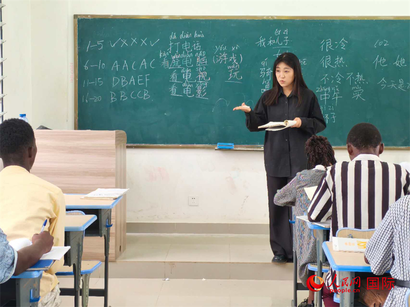 中國老師在給學生們講課。人民網(wǎng)記者 黃培昭攝