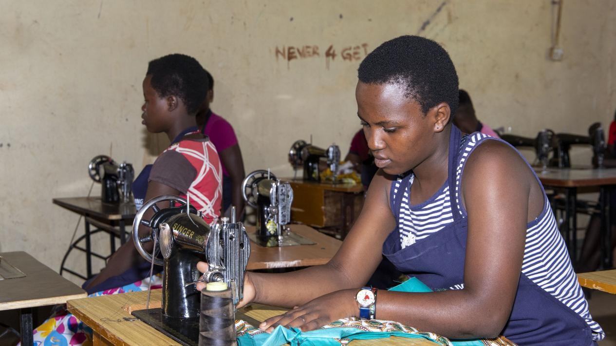 蕾切爾在接受縫紉技能培訓(xùn)。田雨攝